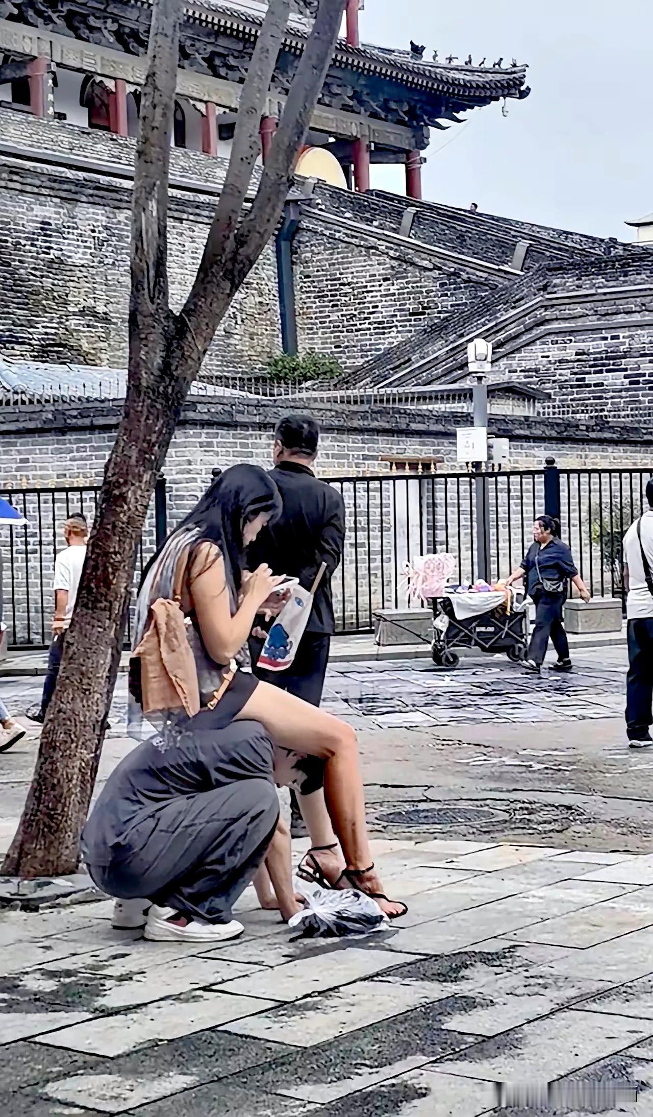 那是人家小情侣一种打情骂俏方式 你个糟老头 坏的很，你不懂。
生活中总有些“局外