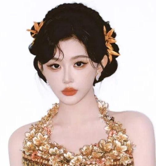 7月9日，孔雪儿亮相上海“时尚中国之夜”红毯。她身着一袭新中式挂脖裸背长裙，惊艳