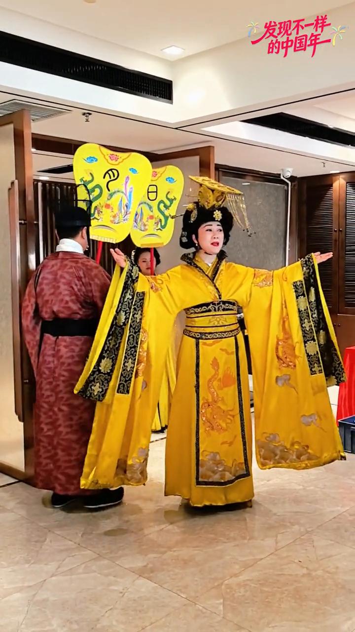 春节在洛阳吃水席，武则天赐酒牡丹花开好兆头。
洛阳水席连汤肉片，洛阳美食糊涂面，