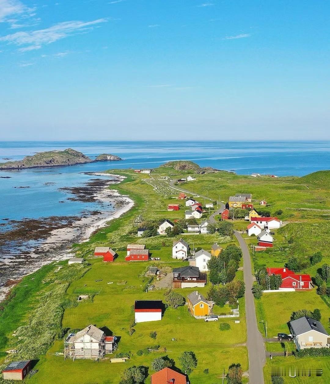 挪威北部小镇。这个世界向北，如果还有什么地方可以停留，估计就是这海天相接的挪威小
