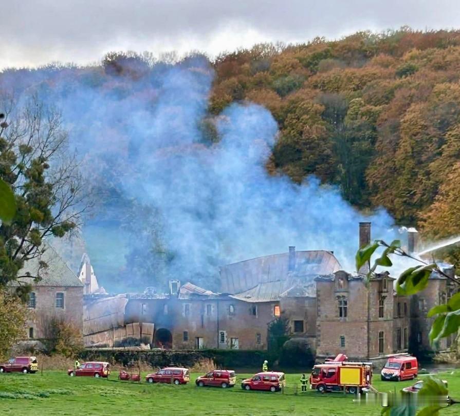 快讯！快讯！​
千年修道院遭焚毁！​
屋顶地板全烧没，只剩残垣断壁​
11 月 