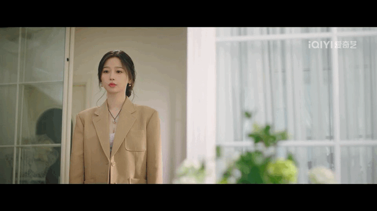 兜兜转转6年还是只喜欢你六年的时光如白驹过隙，可姜暮对靳朝的爱却如陈酿的美酒，愈