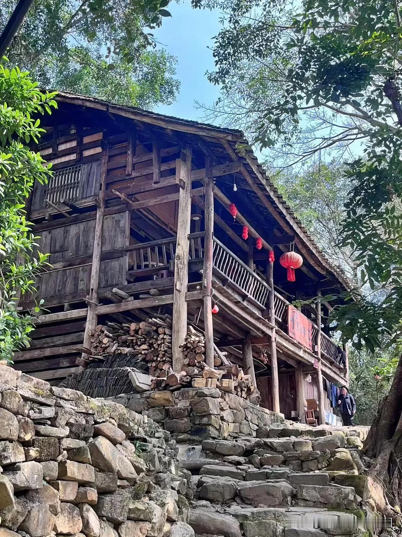 吊脚楼是由远古时期的“巢居”演变而来，
一般底层圈养牲畜或堆放杂物，上层住人。