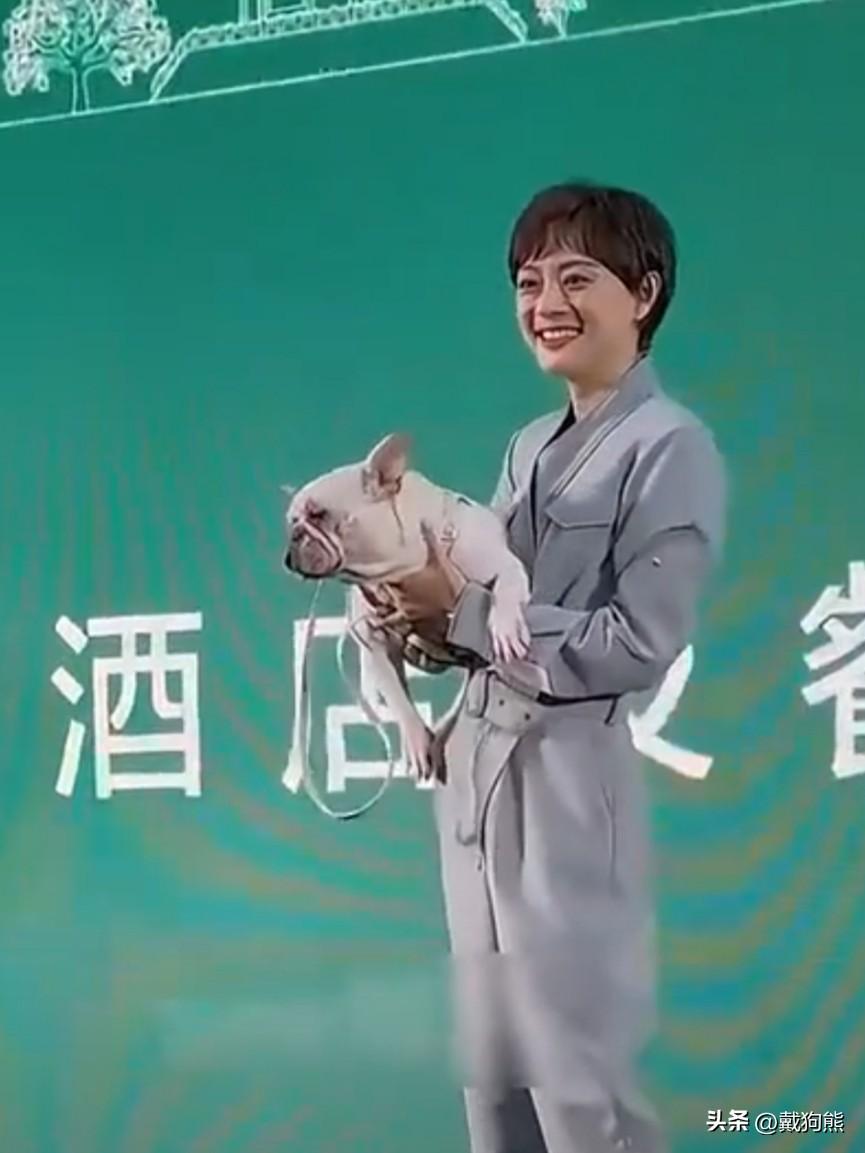 3月8日演员孙丽发文称，一个月前家里养的名字叫“奶牛”的小狗去逝了。它曾经陪伴着