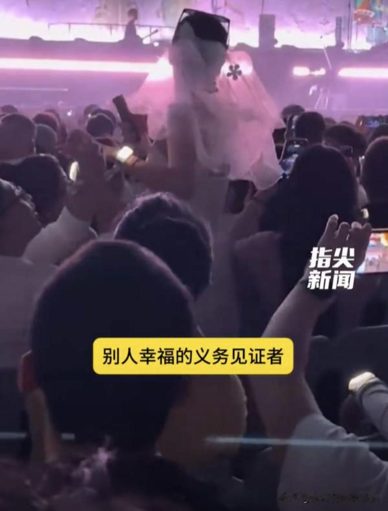 这波操作也太绝了吧！

有人在赵雷鸟巢演唱会现场求婚，

站了有一会儿，后排观众