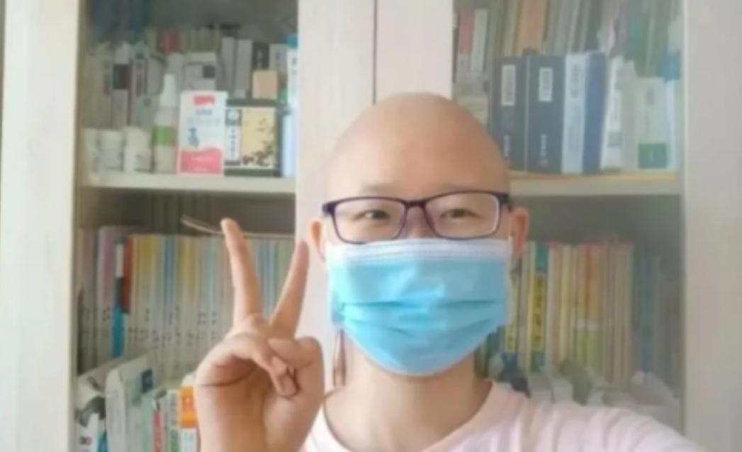 2019年，19岁女孩患癌7年花了200万，亲戚都劝她：“别治了，为了救你，你母