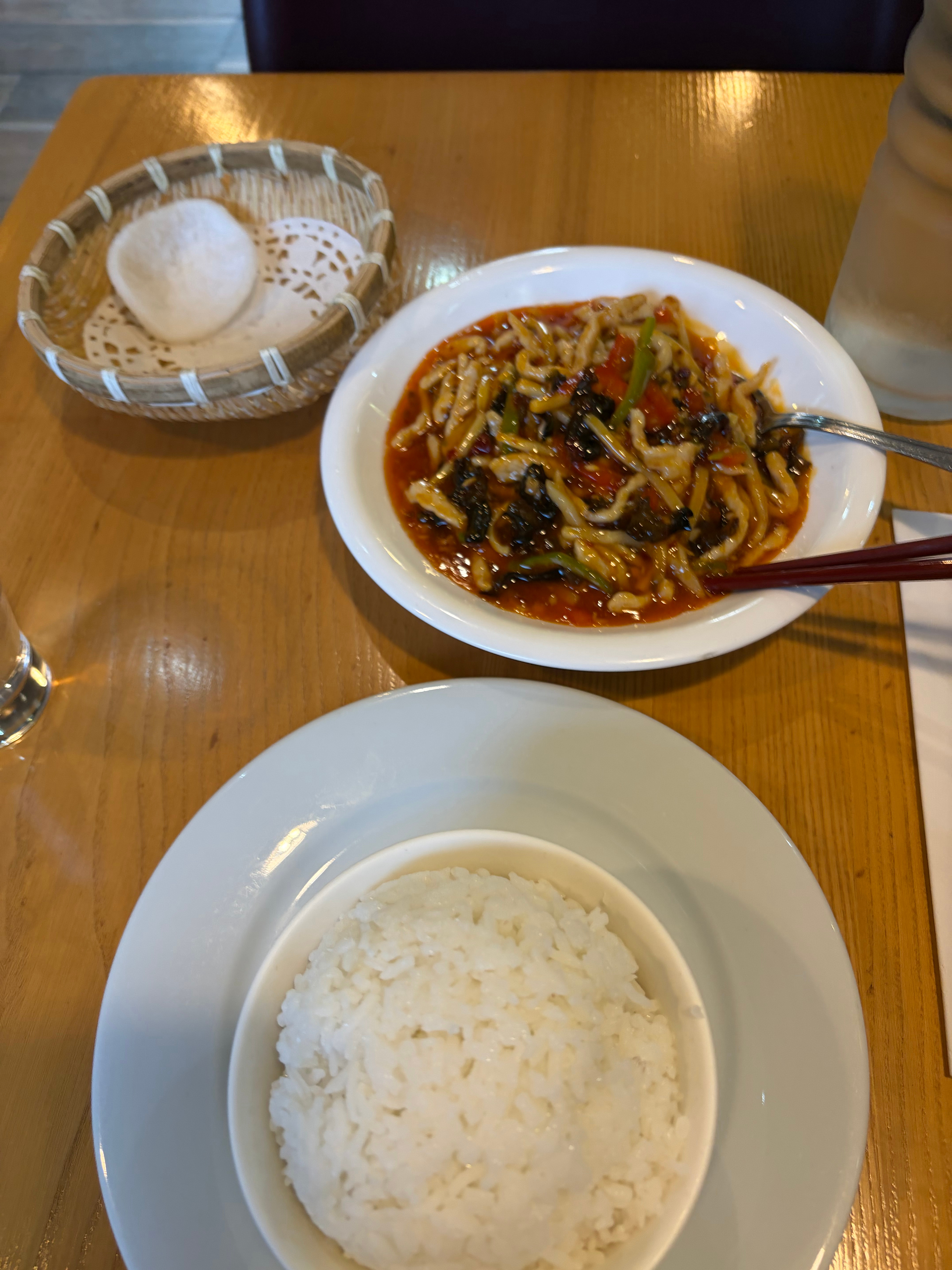 今天中午吃了鱼香肉丝🥢酸甜口刚刚好，配米饭巨下饭，扒完满满一碗，吃得饱饱的，简