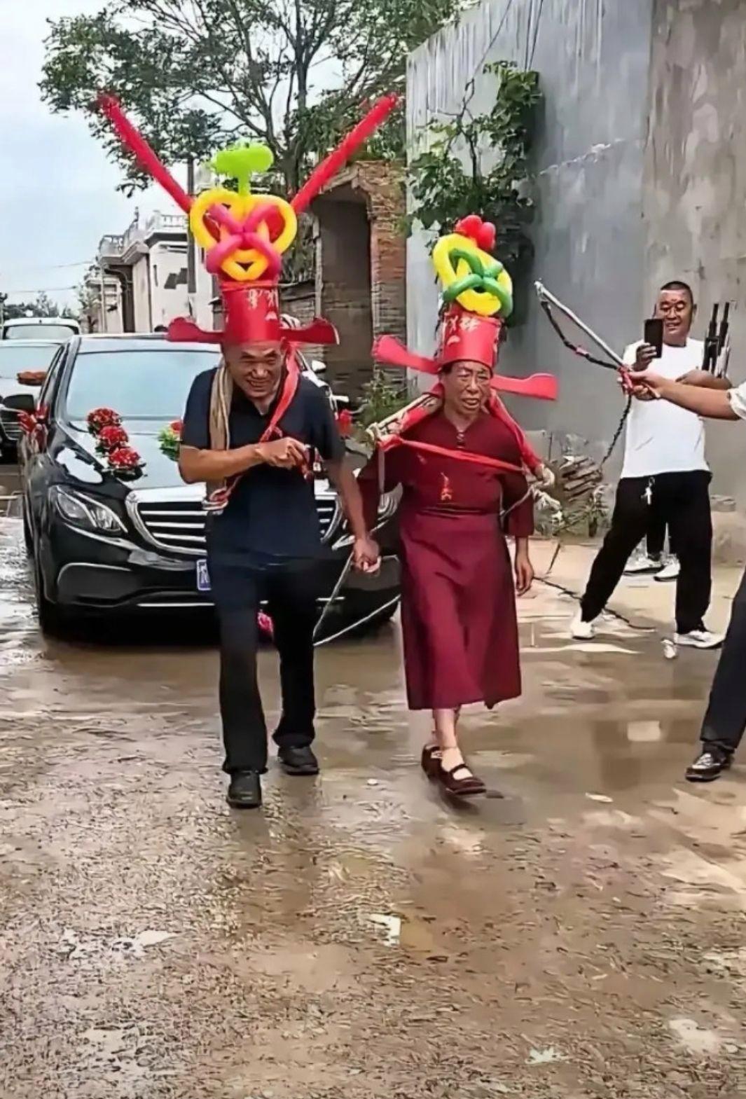 婚闹恶搞太低俗

某地农村，今天是村里一对新人新婚大喜日子。婚车前面是新郎的父母