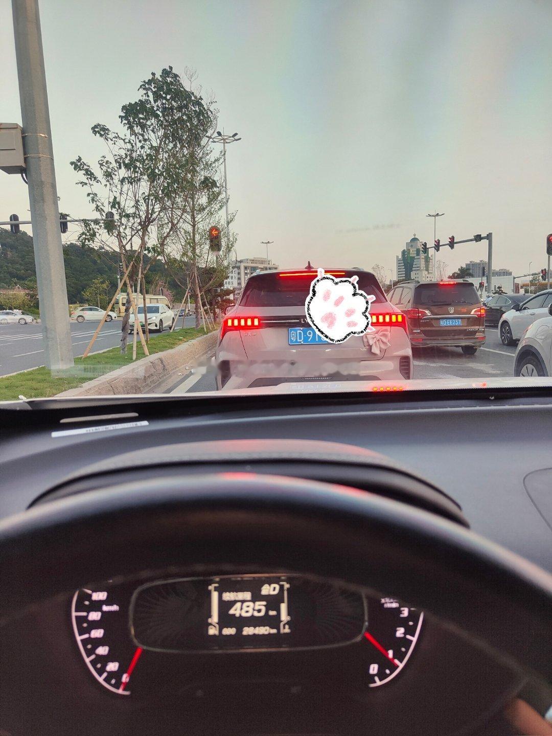 看图讲事故[呵呵][呵呵][呵呵]开汽车的小伙伴有吗？这样在红灯路口，压实线超我