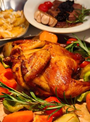 首先，我们来准备食材。我们需要一只中等大小的鸡，搭配一些姜块、葱段和大料，以及适