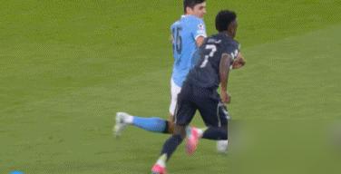 皇马太子爷维尼修斯捂脸倒地，可胡桑诺夫连他一根毛都没碰到！
 
老实人胡桑诺夫，