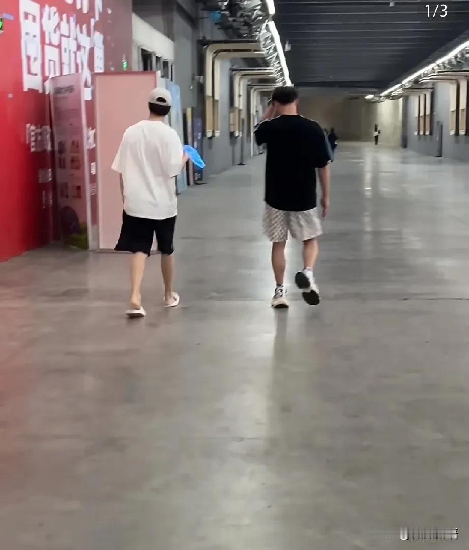 林高远真去看了林俊杰的演唱会。
昨晚林高远和黎俊辉一起去看了林俊杰的演唱会，兄弟