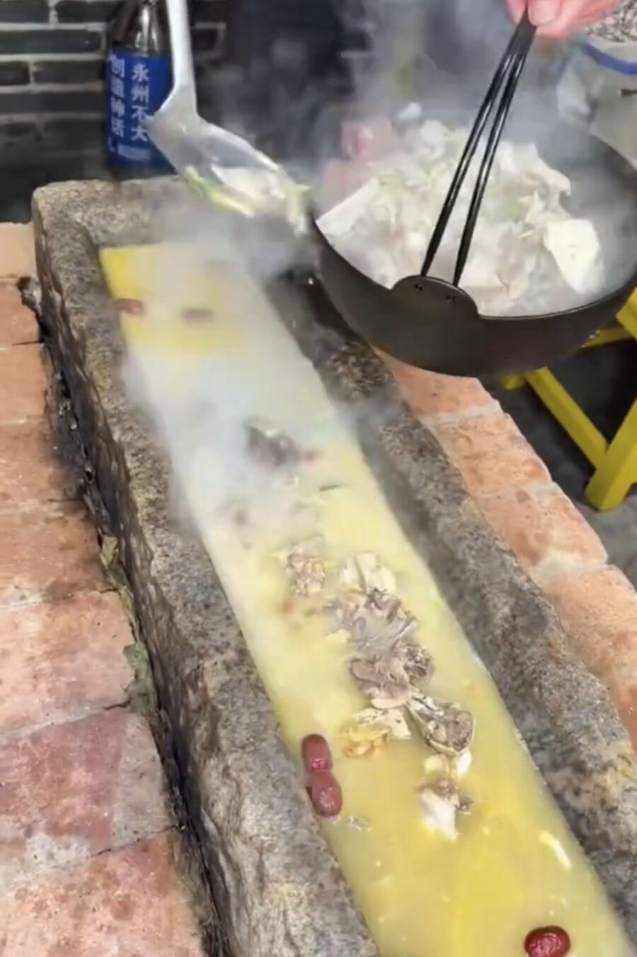 湖南永州一家餐馆上新石槽火锅，却被网友狠狠调侃成“猪食槽”。这石槽火锅长约90公