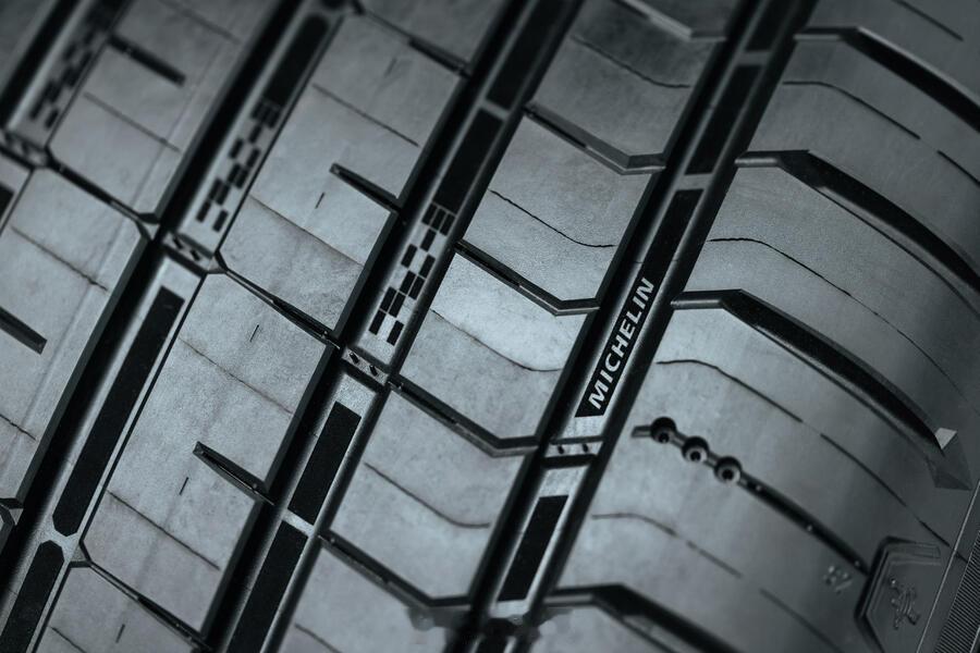 米其林。数据显示，目前米其林全球市场份额为14.1%，而普利司通以13.6%的份