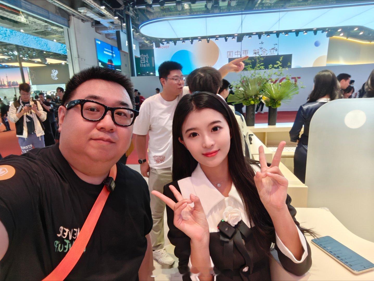 车展的动力~抓美女合影~走了一整天，终于把活儿都干完了[憧憬]上海车展  ​​​