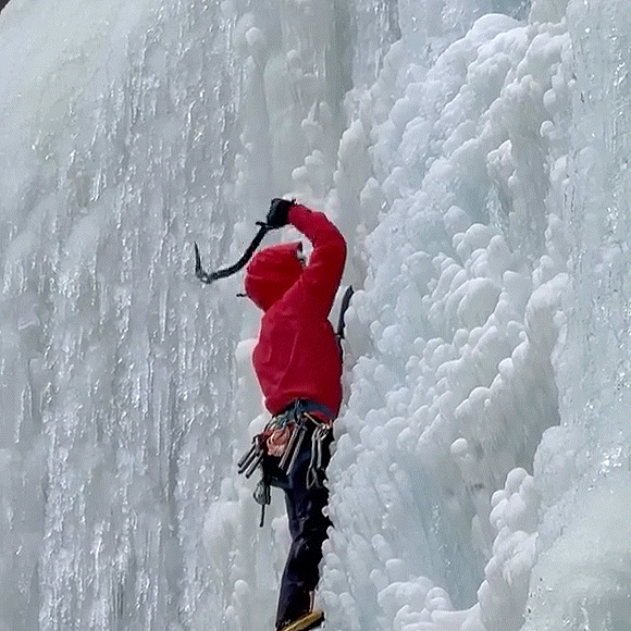 好搞笑啊被砸了三次之后 遇到超级大冰终于知道拿手抠下来扔了王一博晒攀冰照王一博
