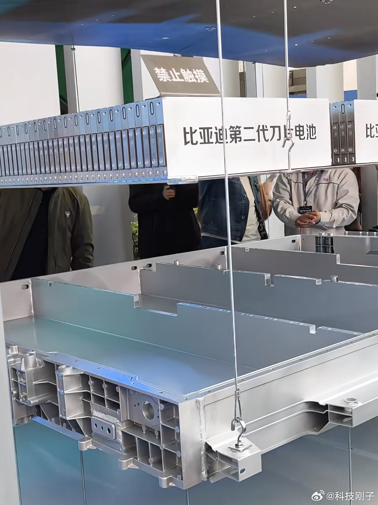 硬核闪充技术树立行业新标杆！常温5分钟充至70%、9分钟充饱，零下30℃仅多3分