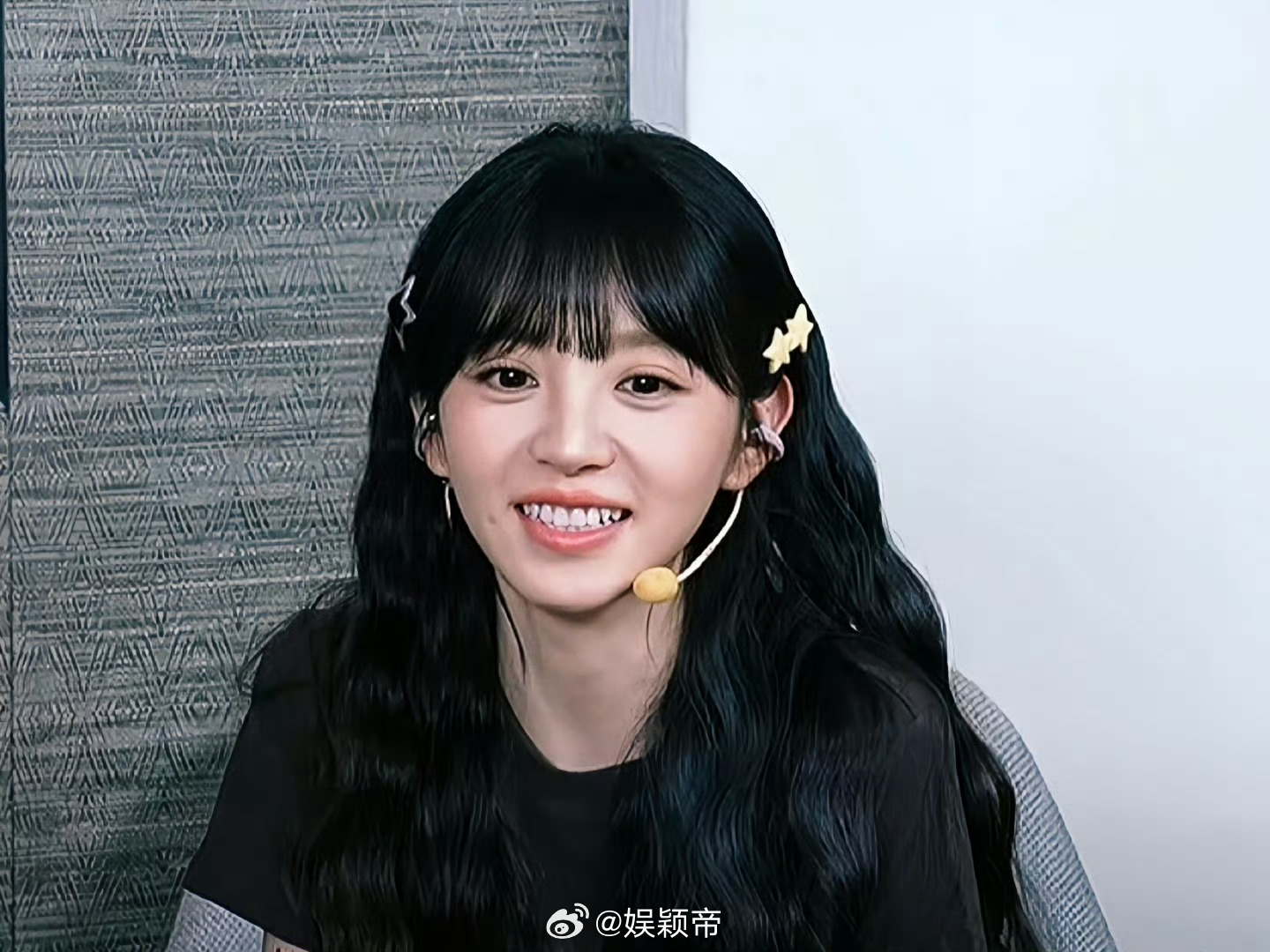田曦薇王佳怡海岛姐妹情游戏里的胜负仿佛成了点缀，真正亮眼的是她俩互动时的自然亲昵