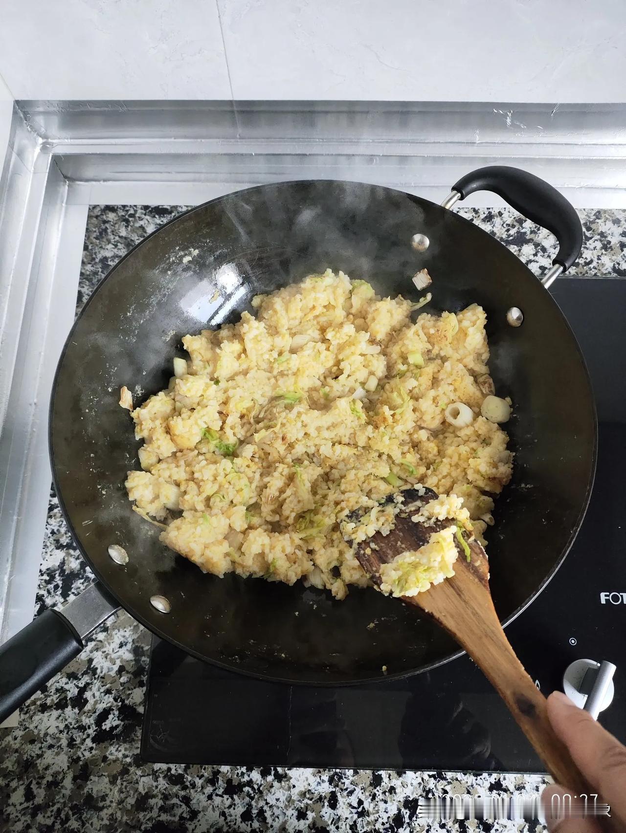 愣是把炒米饭做成了煎米饭[泪奔]最后搞的米不是米，蛋不是蛋！人家做的炒米饭，颗粒