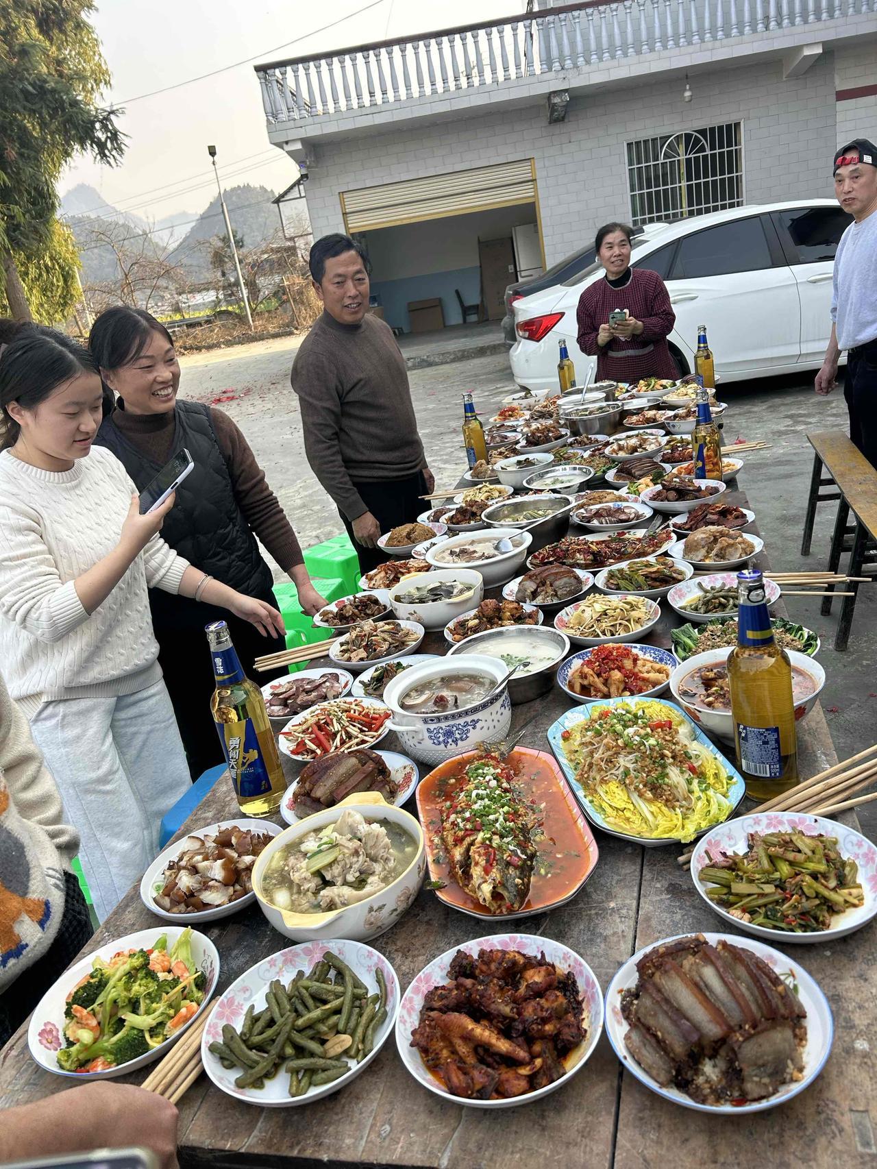 分享一张你拍的美食照片婆家农村的年夜饭，没有精致摆盘却有满桌温情，这一口扣肉香到