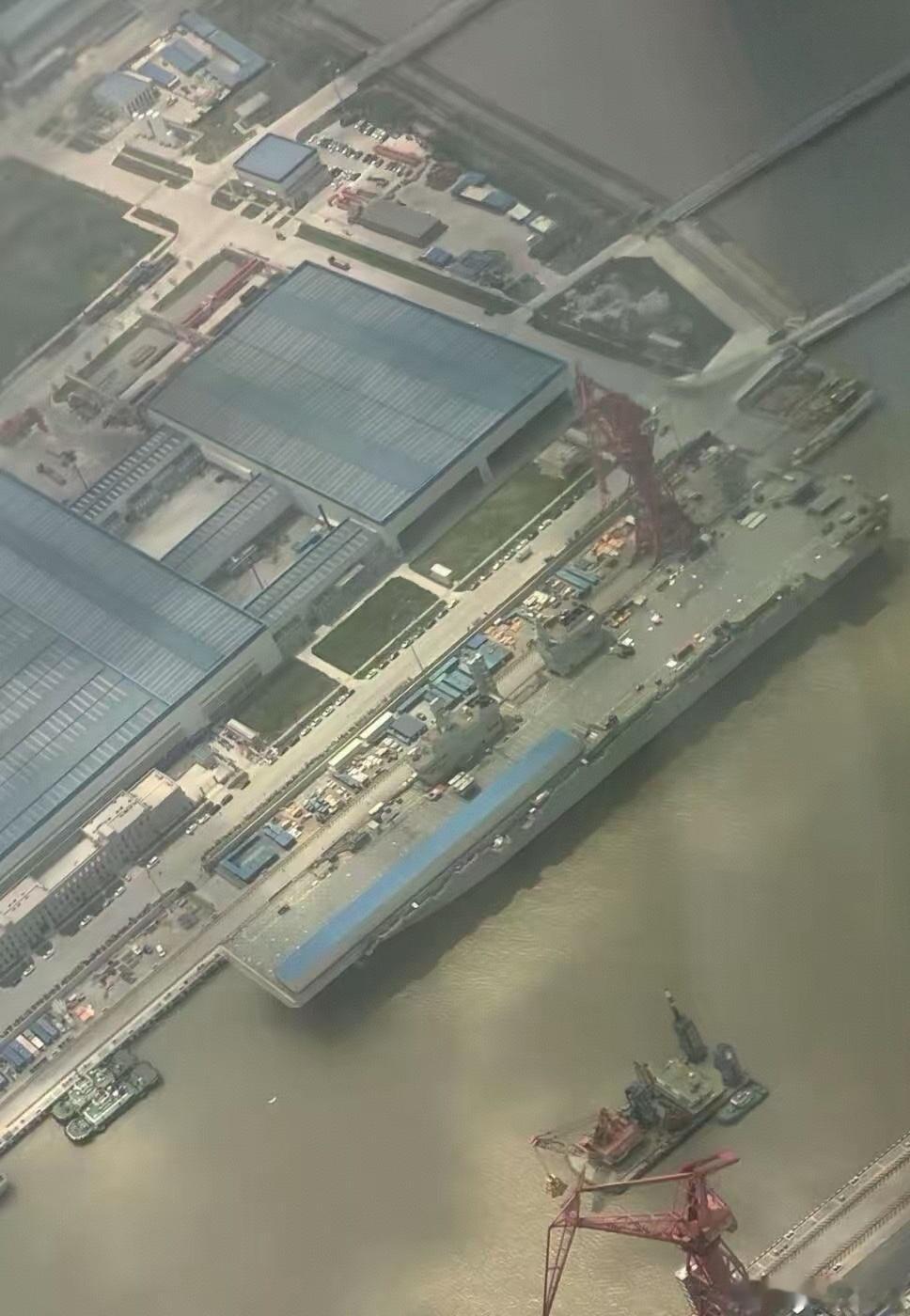 不知道什么时候拍的舰尾的坑还在。中国海军076热点观点烽火问鼎计划 ​​​