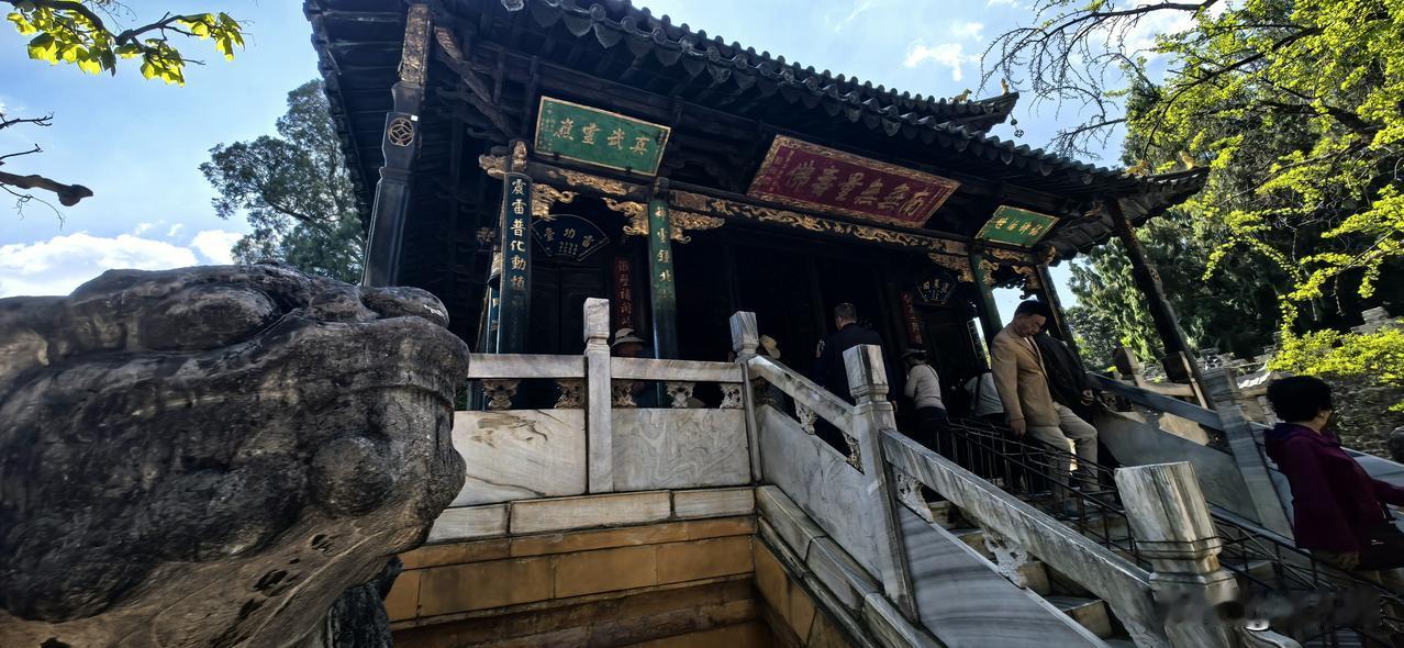 满庭芳  昆明陪父游金殿景区
 

古木参天，铜瓦流光，春城深处行窝。
百年紫薇