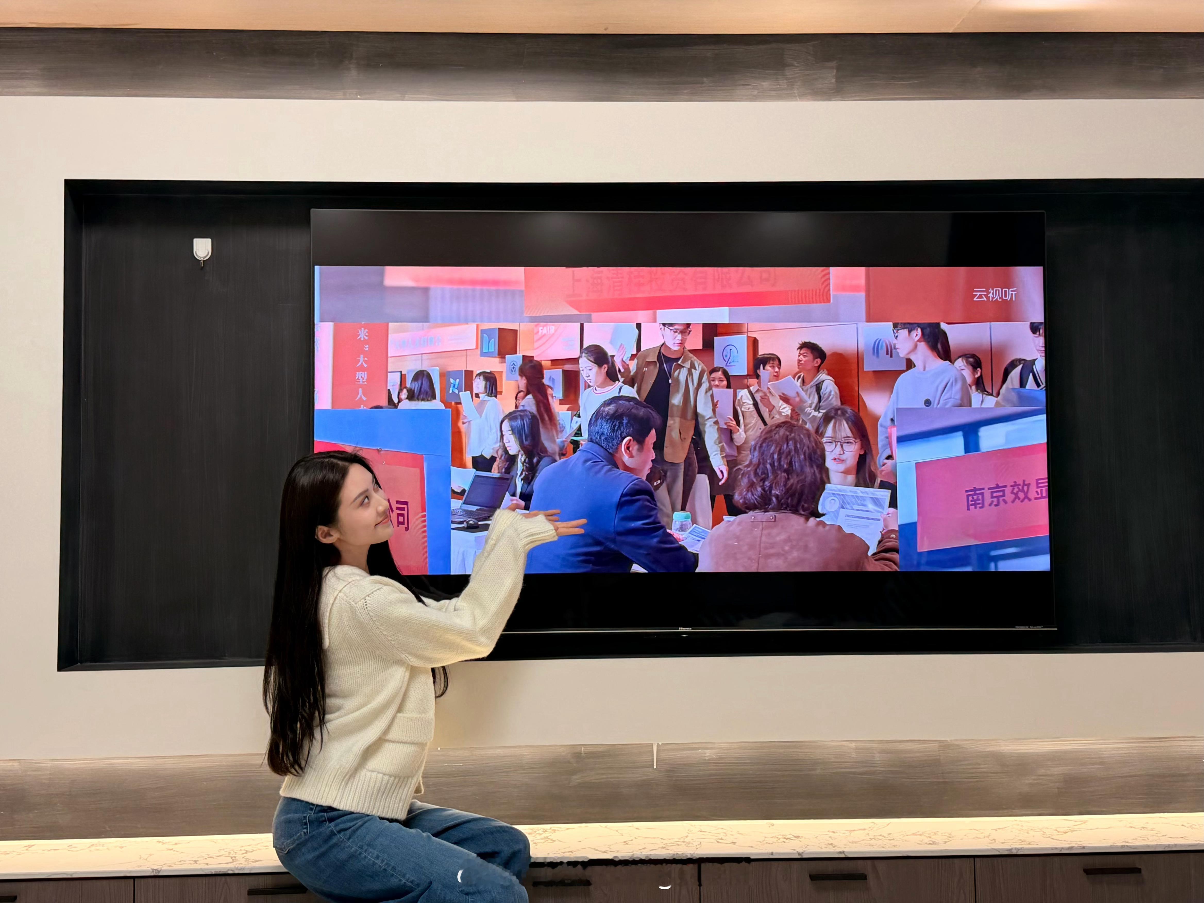 是谁看剧比自己求职还着急？哦，是我这个“局内人”。骄阳似我