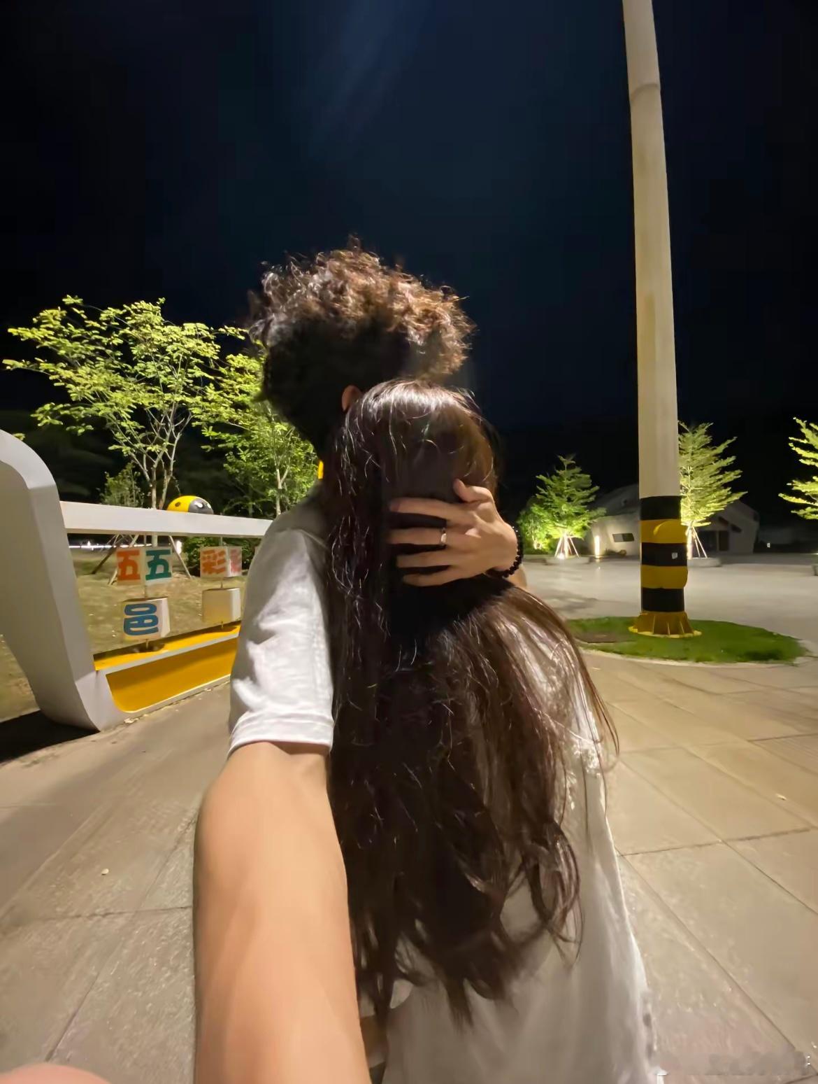和喜欢的女孩在路灯下相拥 ​​​