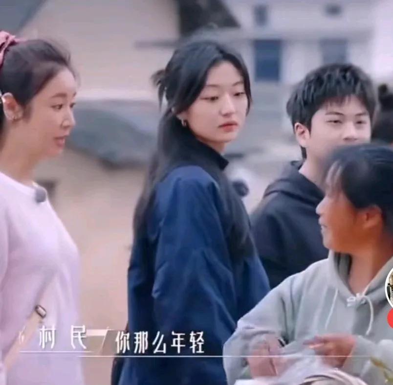 林心如去村子里买橘子吃，穿着粉红的衣服，高高的马尾系着粉红蝴蝶结，远望去，就如同