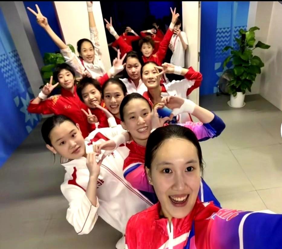 全红婵双人跳翻车了？

别急，小姑娘转身就把10米台预赛跳成高分通关。

说白了