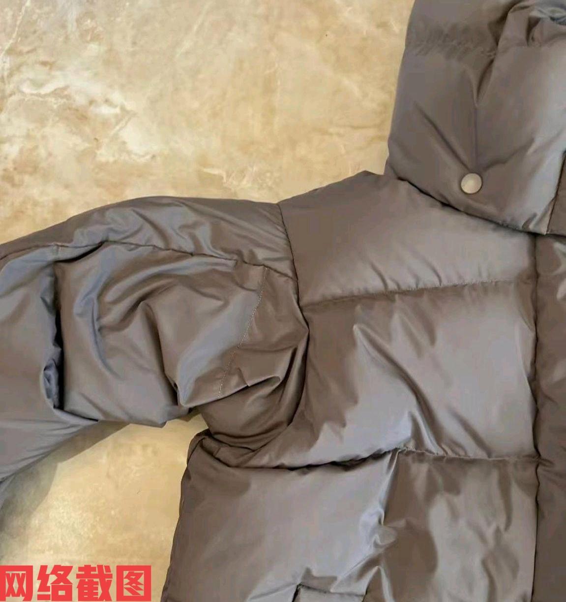 内蒙古呼和浩特有女子网购羽绒服。

当女子收到货后，当时心情也是比较喜欢激动毕竟