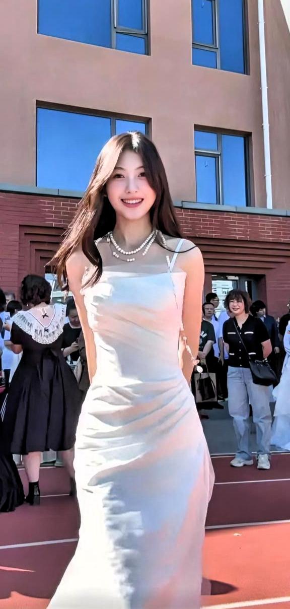 毕业季的甜美瞬间，白色连衣裙与珍珠项链的完美搭配，笑靥如花，青春洋溢！🌟✨
