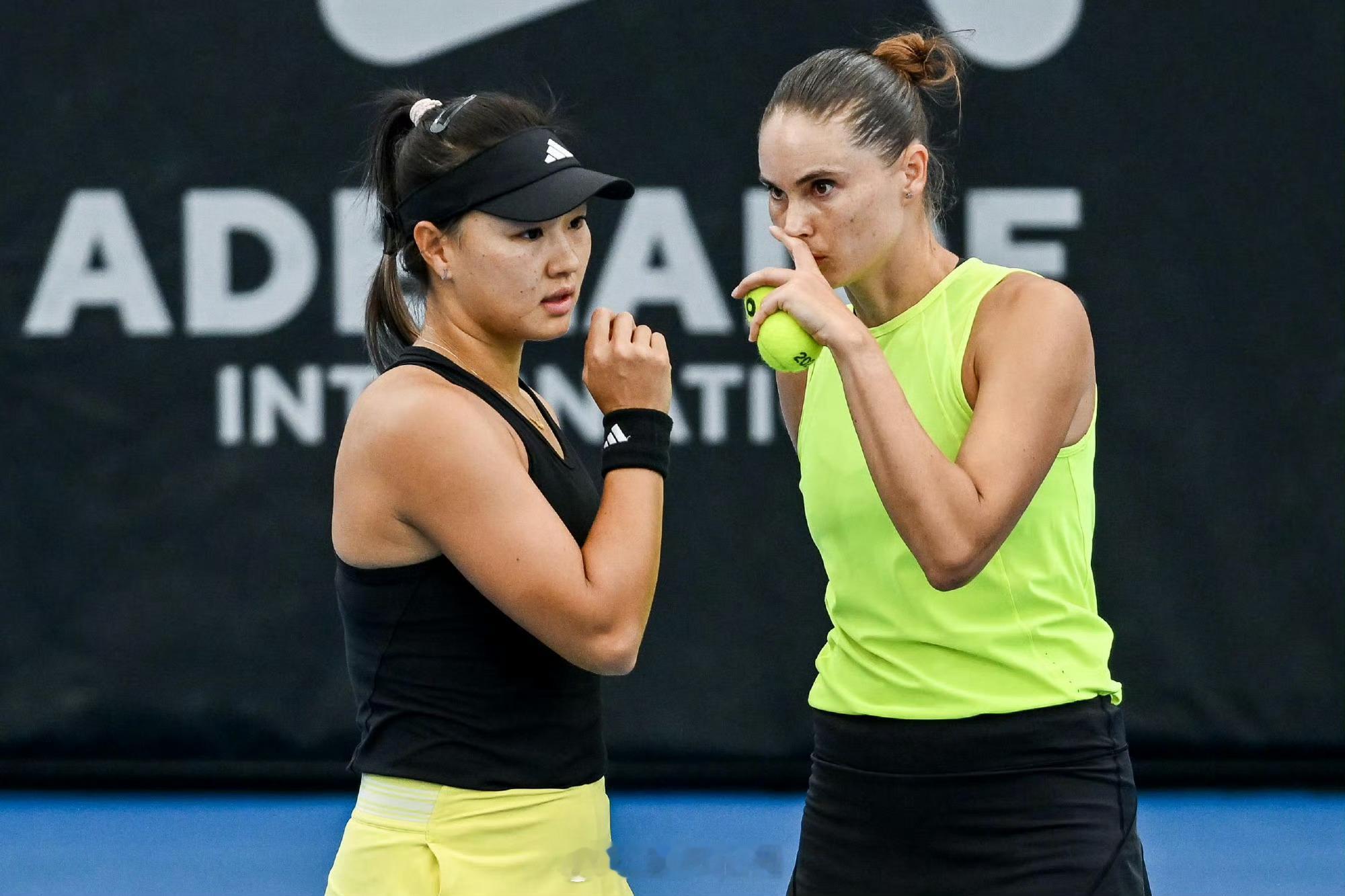 阿德莱德WTA500双打决赛郭涵煜🇨🇳/帕诺娃🇷🇺以7-5/6-4击败玛