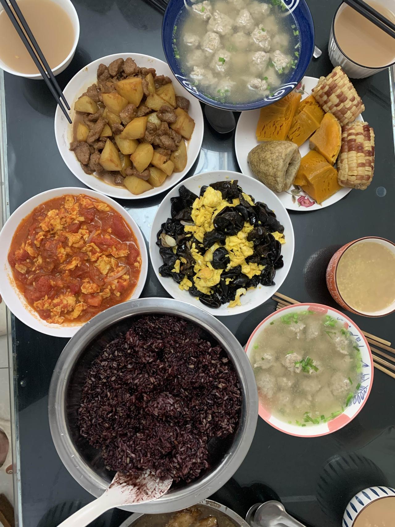 继续打卡今日晚餐
菜系：汆羊肉丸子、土豆炖牛肉、木耳炒蛋、番茄炒蛋；主食：五色糙