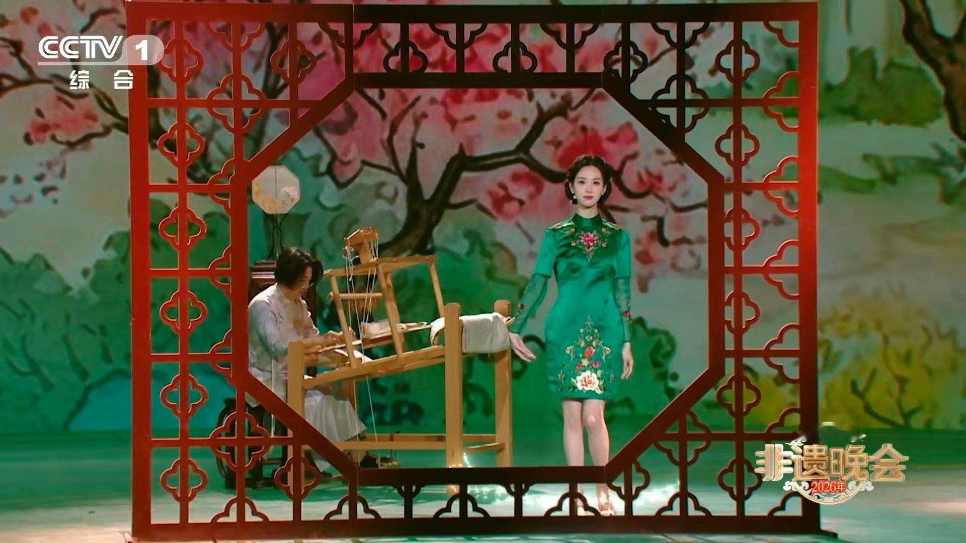 陈都灵非遗春晚集攒五种非遗陈都灵一颦一笑皆是江南美学 苏州评弹的婉转里，她轻吟浅