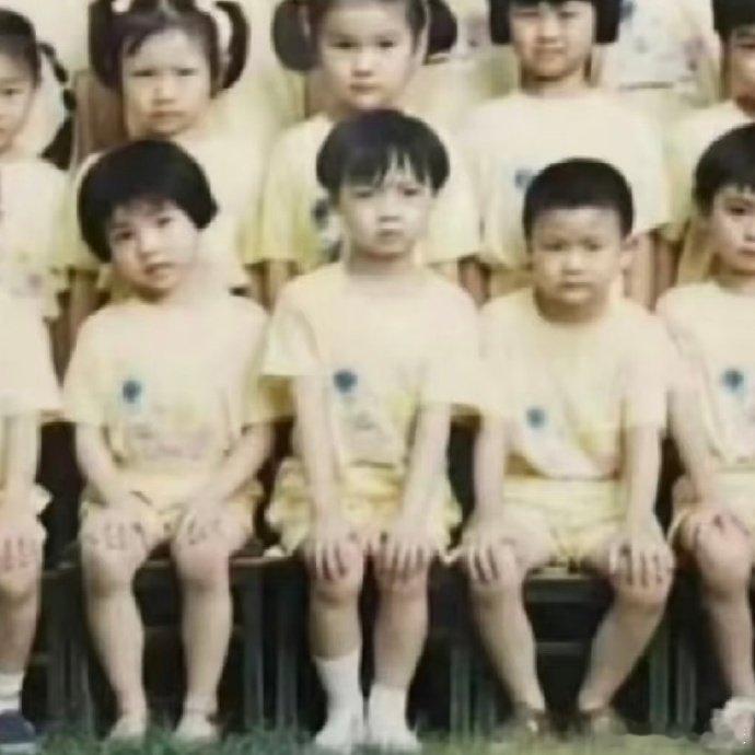张艺兴透明的一生 又挖到张艺兴的儿时合照！网友晒出小学同学时期的合影，张加帅小朋