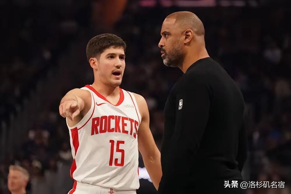 火箭客场不敌公牛，排名从西部第四掉到西部第六。罪魁祸首非乌杜卡和谢泼德莫属。
谢