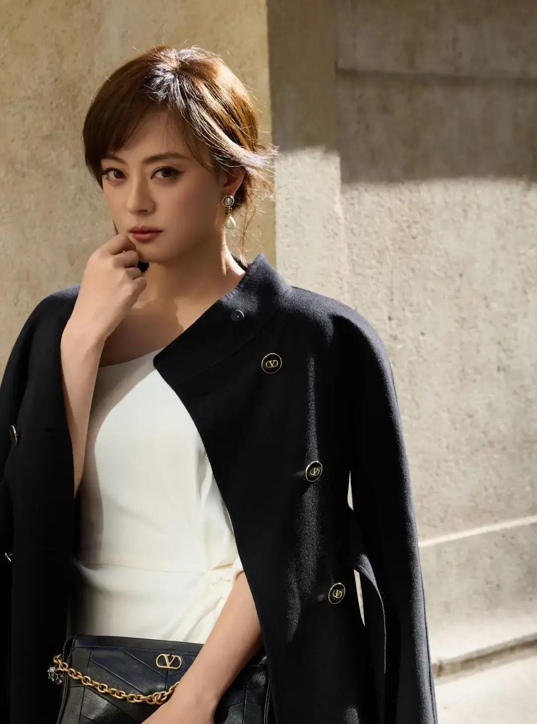 孙俪工作室发声明否认她怀三胎，配图是她在健身房撸铁的照片。

小腹平坦马甲线清晰