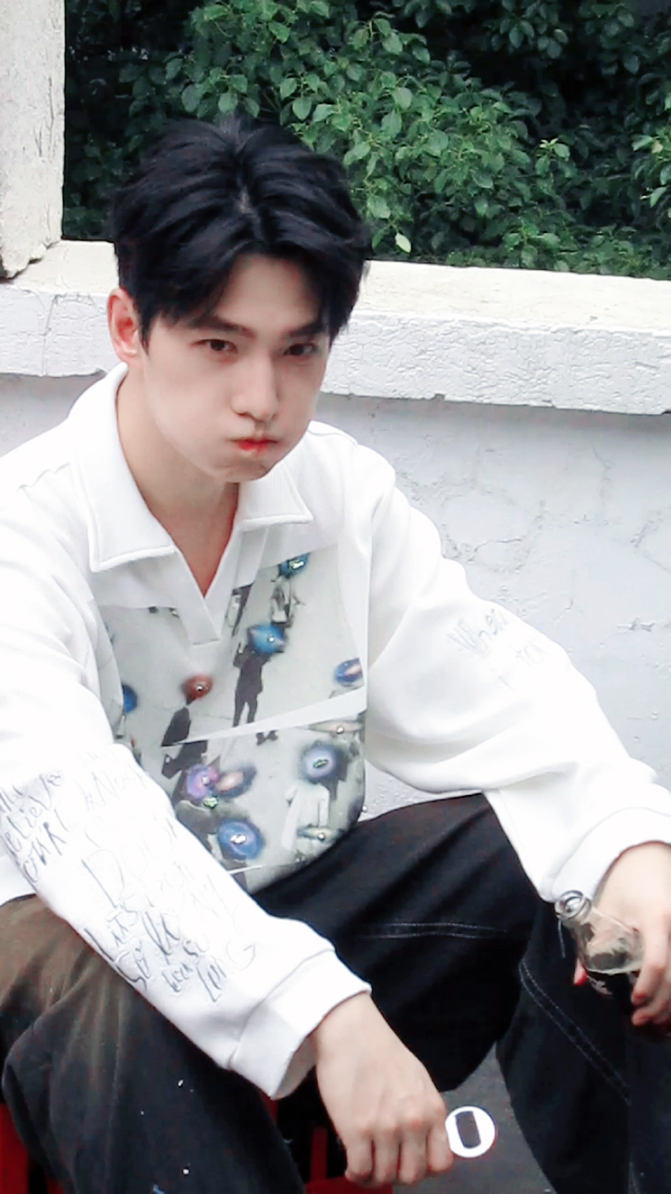 #巧了杨洋也穿了白色入镜#杨洋和我共脑了吗，怎么知道我正想看夏日晚风中的白衣少年