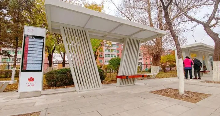 设计简约时尚 凸显城市风格 市区39座新公交站亭“上岗”