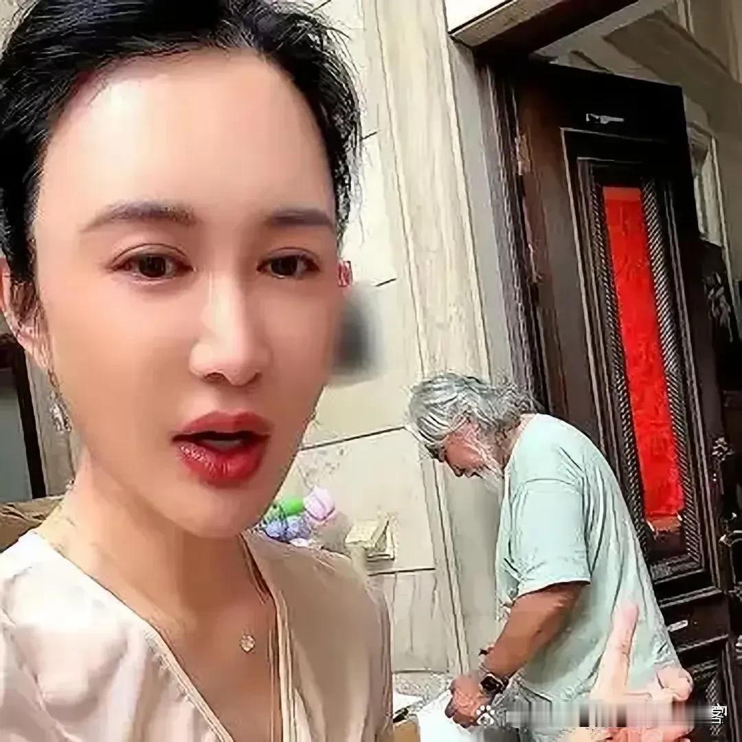 74岁的张纪中在杭州西溪湿地那套5000万的豪宅门口，蹲着处理10斤蒜薹，把小他
