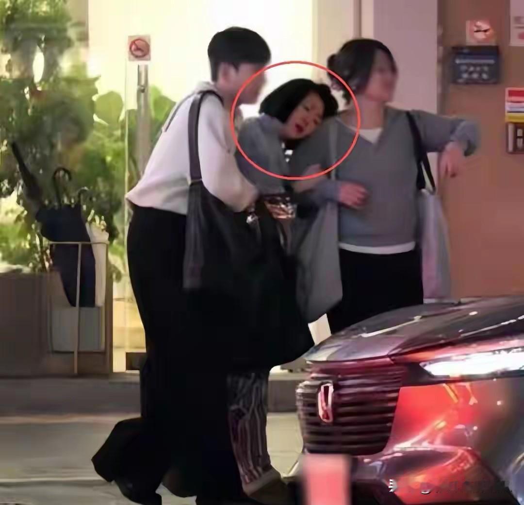 小S情绪太不稳定了，白天工作时还嘻嘻哈哈，晚上就在街头崩溃大哭，找范玮琪哭诉。