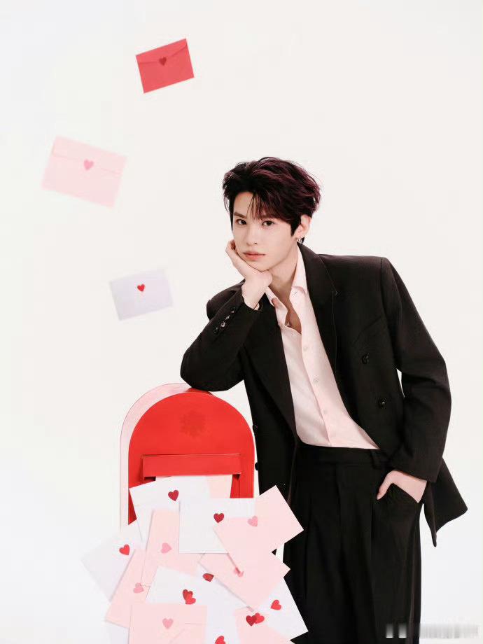 黄明昊本命年穿上红袜子了 新的一年是本命年，我们从上到下都要穿红色，听劝的乖孩子