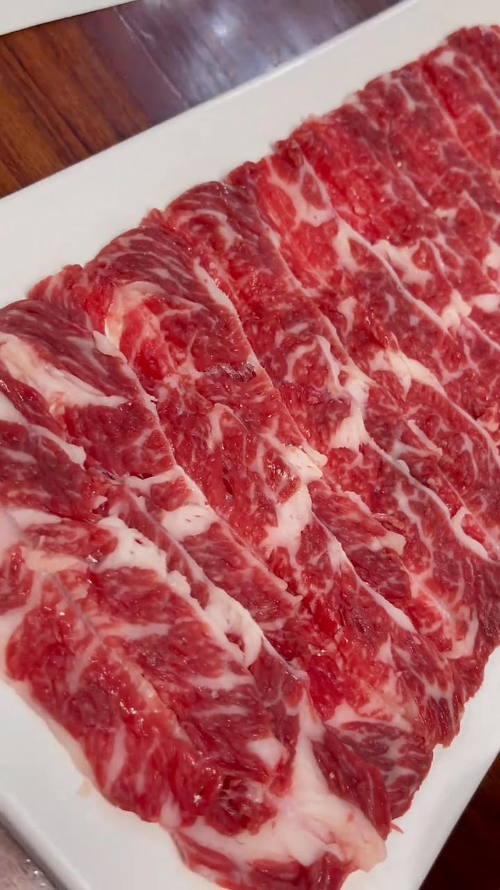 宁夏铜锅涮肉。
吃羊还是得来宁夏，宁夏羊太厉害了，我就要试试宁夏的涮羊肉到怎么样