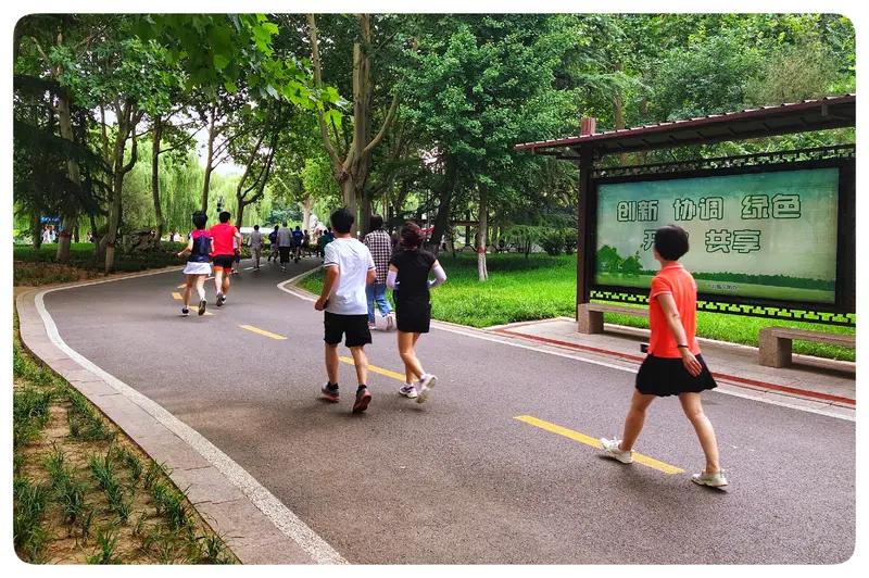 今日傍晚，于小区花园完成慢跑四公里。清风拂面，步伐渐稳，初时腿脚滞重，两圈后呼吸