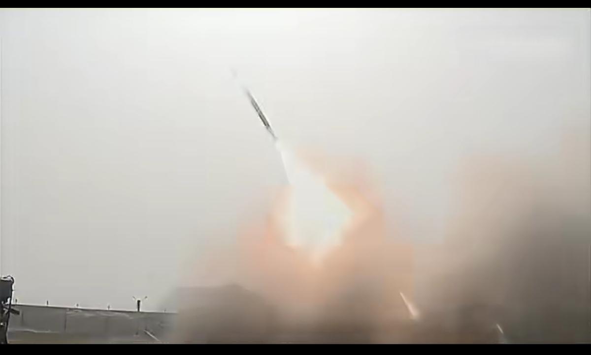 12月29日，印度在昌迪普尔试验场成功进行了LRGR 120远程制导导弹的首次试