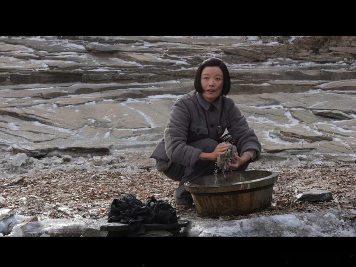 《西北岁月》央一正在热播，就已再度上星央8下午档！倪妮在这部剧里，和平日的时尚明