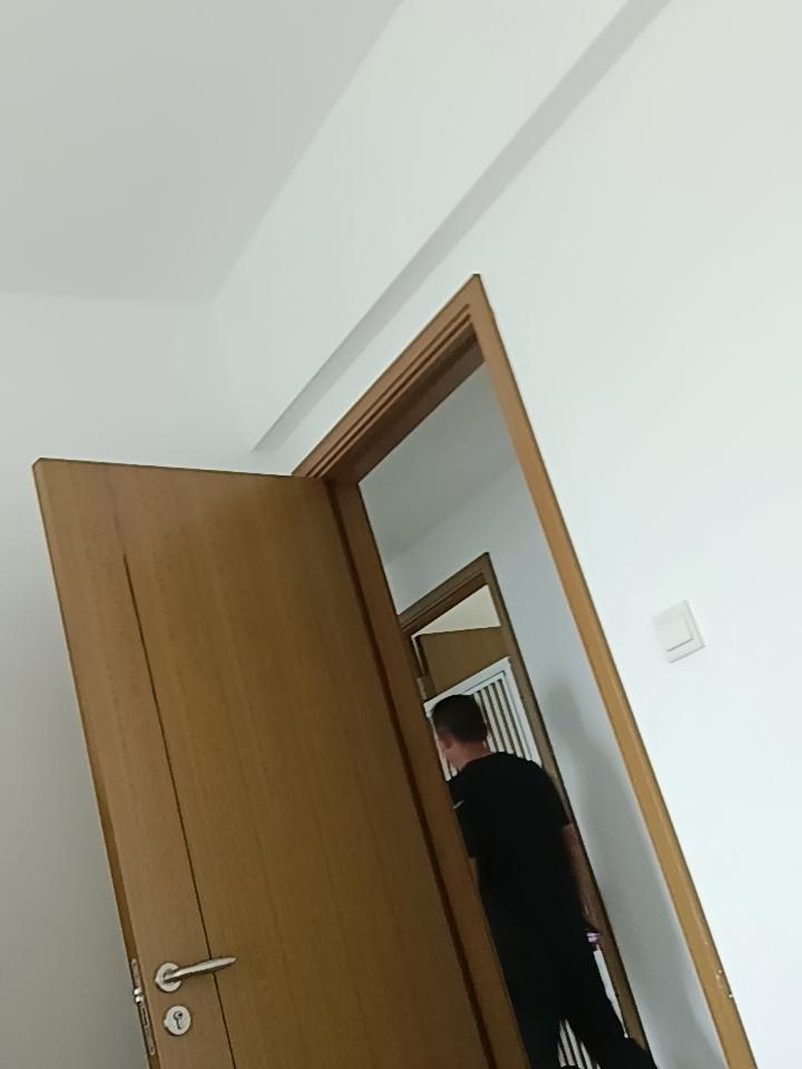 黄金大跌，
我一大早疯了，
打着赤脚在房间里来回走动。
原本怕把老公惊醒，
结果