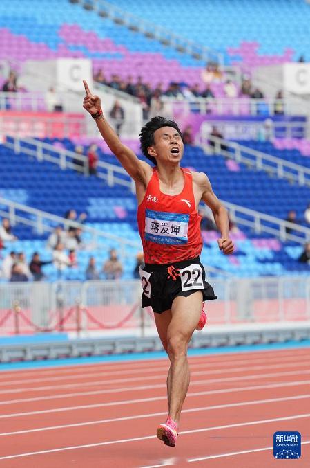 第十五届全运会男子10000米决赛，云南队蒋发坤率先冲线斩获金牌，但此后落后队伍