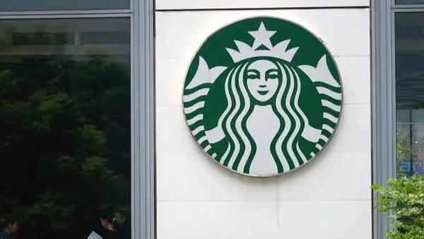 星巴克的优势可以说荡然无存，不仅市场份额被进一步积压，甚至在门店数量上被瑞幸远远